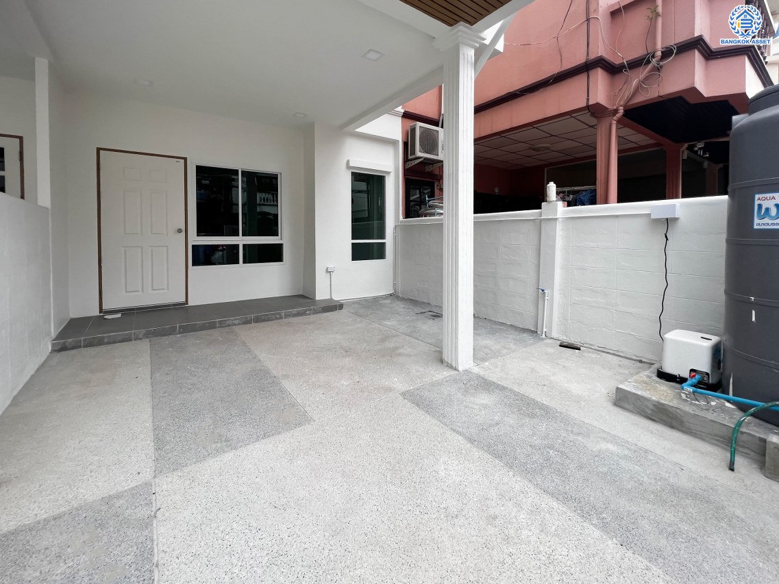 บ้านมือสองตกแต่งใหม่ ดีไซน์สวย โครงการ 101การ์เด้นวิลล์ ลาดพร้าว เนื้อที่ 18 ตร.ว. ฟังก์ชัน 3 ห้องนอน 2 ห้องน้ำ จอดรถได้ 1 คัน รองรับทุกกิจกรรม บนทำเลเชื่อมต่อหลายเส้นทาง อาทิ ถนนประเสริฐมนูกิจ, ถนนนวมินทร์ และถนนลาดพร้าว ใกล้จุดขึ้นทางด่วน "รามอินทรา"